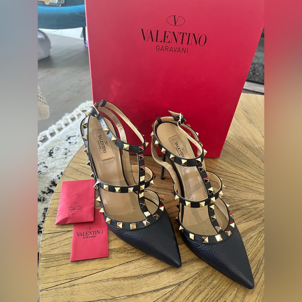 Valentino rock stud heels navy blue leather size 40 in original box. xtra studs